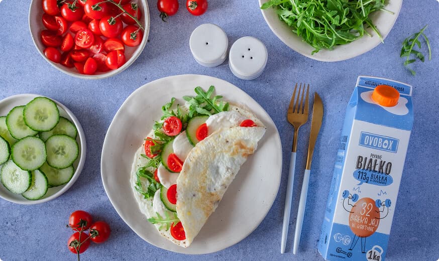 Fit omlet z białek z warzywami i mozzarellą