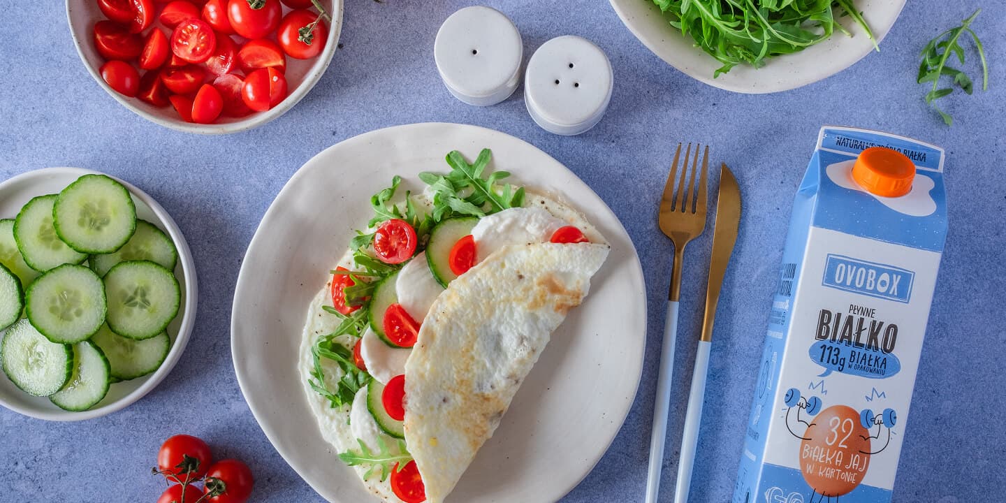Fit omlet z białek z warzywami i mozzarellą