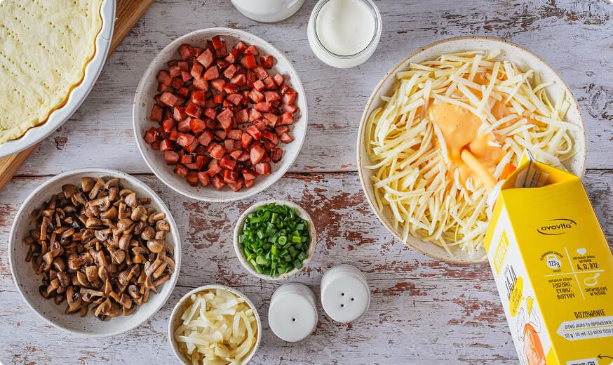 Wytrawna tarta z kiełbasą i pieczarkami