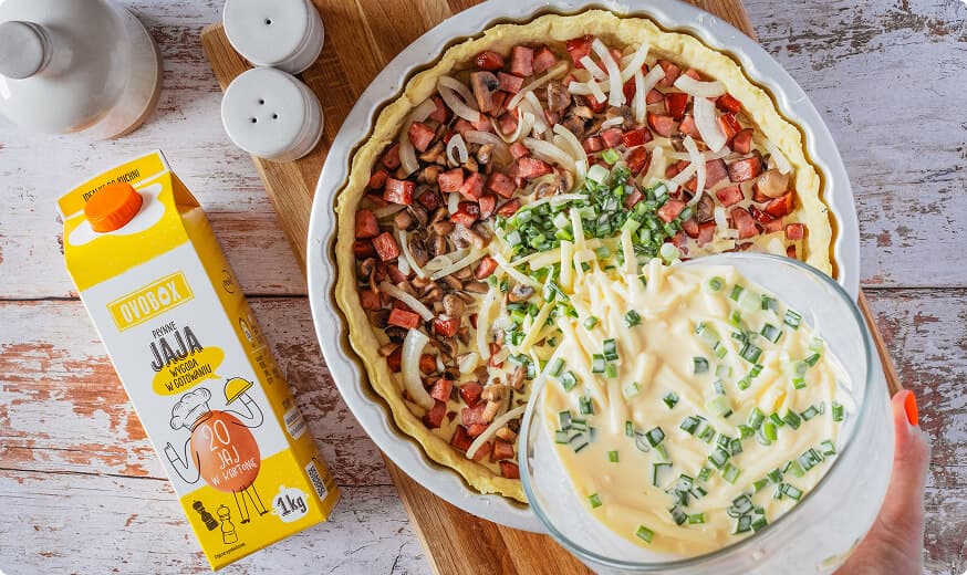 Wytrawna tarta z kiełbasą i pieczarkami