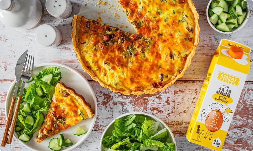 Wytrawna tarta z kiełbasą i pieczarkami