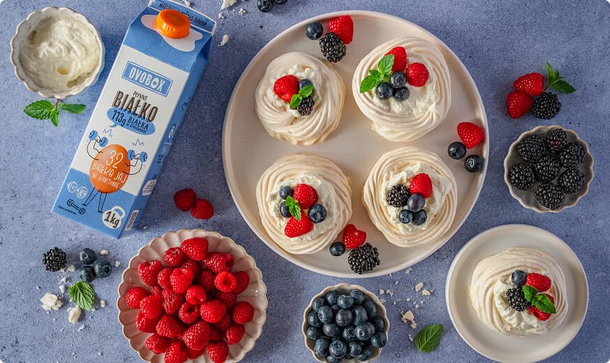 Gniazdka bezowe z kremem i owocami